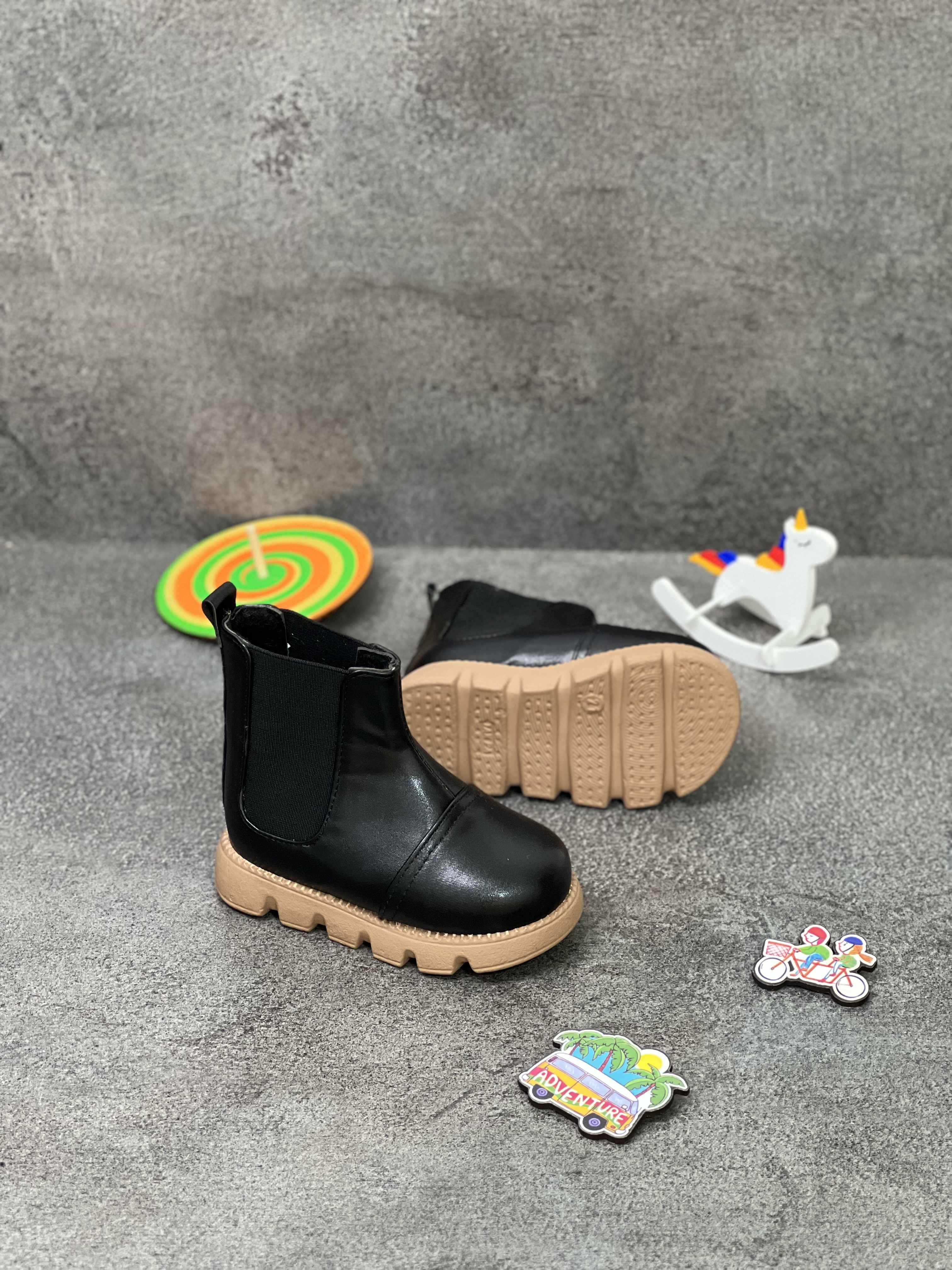 بوت آرمانی  ۲۱۰